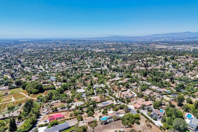 338 Skyline Dr, Vista, CA 92084