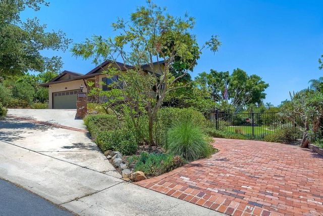 338 Skyline Dr, Vista, CA 92084