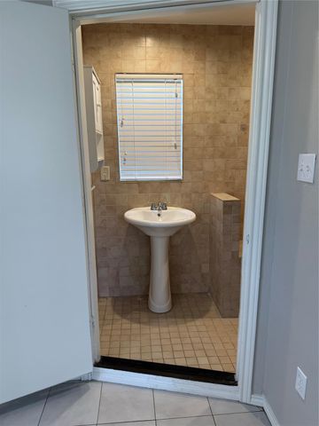 615 Texas Street, Tomball, TX 77375