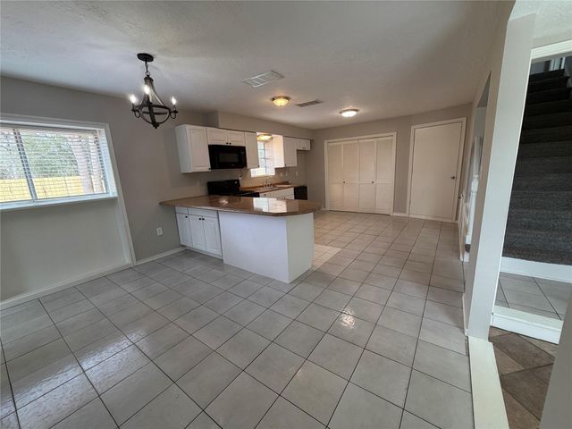 615 Texas Street, Tomball, TX 77375