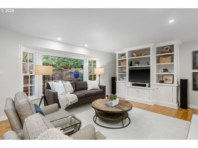 39 HILLSHIRE Dr, Lake Oswego, OR 97034