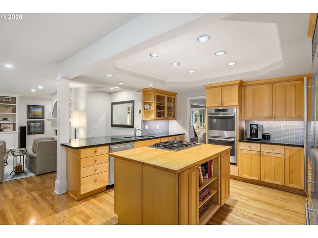 39 HILLSHIRE Dr, Lake Oswego, OR 97034