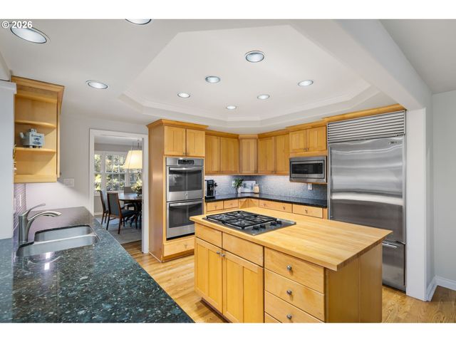 39 HILLSHIRE Dr, Lake Oswego, OR 97034