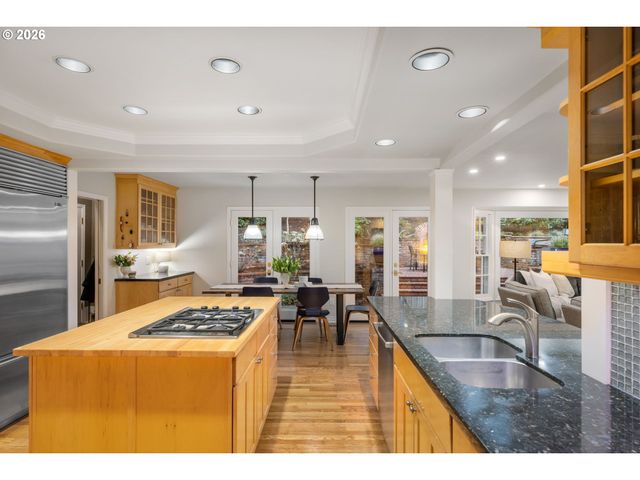 39 HILLSHIRE Dr, Lake Oswego, OR 97034