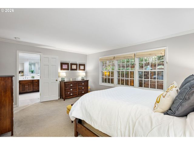 39 HILLSHIRE Dr, Lake Oswego, OR 97034