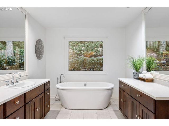 39 HILLSHIRE Dr, Lake Oswego, OR 97034