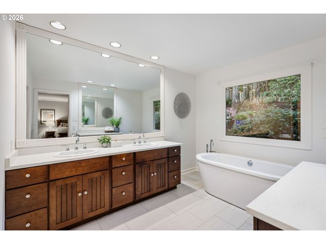 39 HILLSHIRE Dr, Lake Oswego, OR 97034