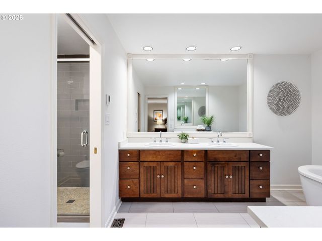 39 HILLSHIRE Dr, Lake Oswego, OR 97034