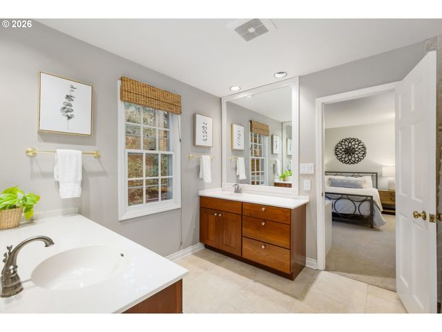 39 HILLSHIRE Dr, Lake Oswego, OR 97034