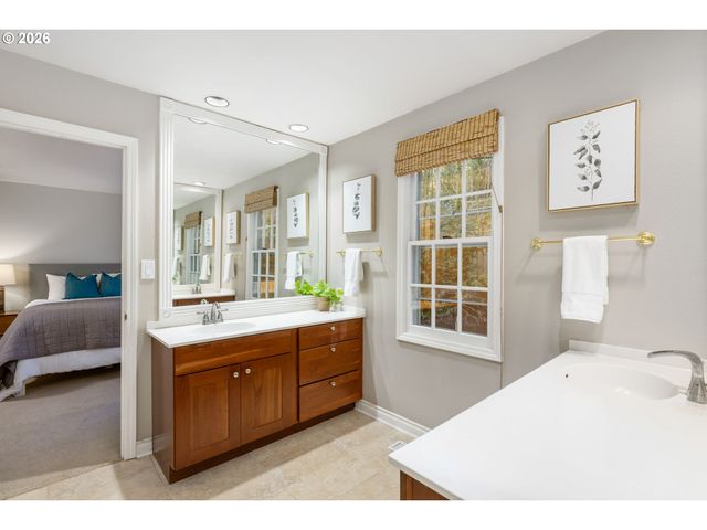 39 HILLSHIRE Dr, Lake Oswego, OR 97034