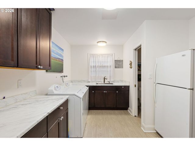 39 HILLSHIRE Dr, Lake Oswego, OR 97034