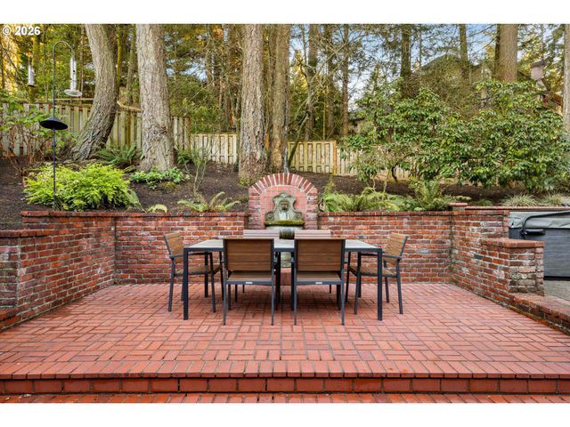 39 HILLSHIRE Dr, Lake Oswego, OR 97034