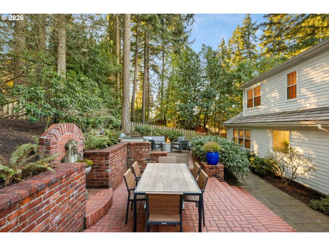 39 HILLSHIRE Dr, Lake Oswego, OR 97034