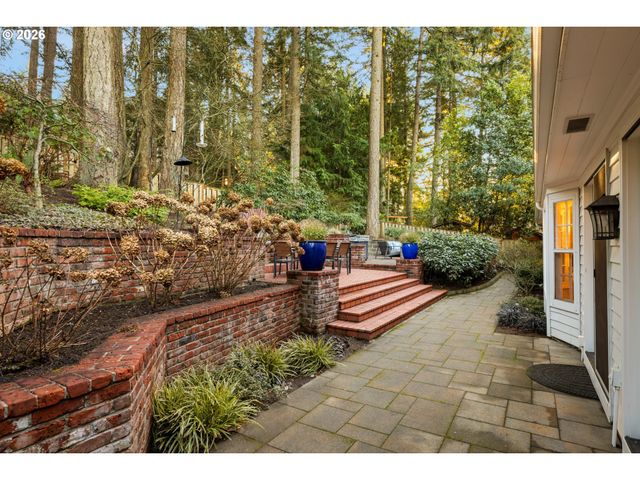 39 HILLSHIRE Dr, Lake Oswego, OR 97034