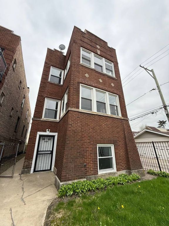 3247 W Thomas Street GF, Chicago, IL 60651