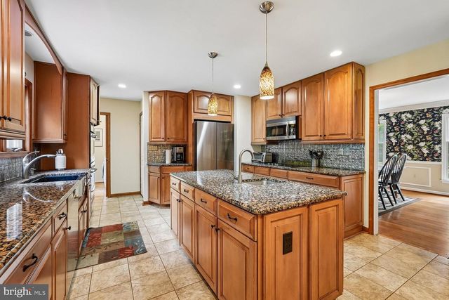8212 HONEYSUCKLE RD, Manassas, VA 20112
