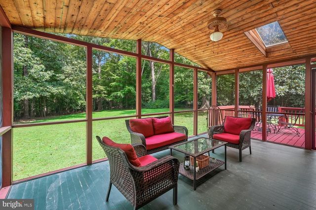 8212 HONEYSUCKLE RD, Manassas, VA 20112