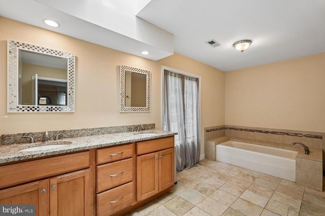 8212 HONEYSUCKLE RD, Manassas, VA 20112