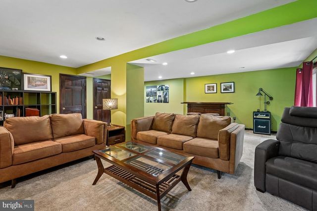 8212 HONEYSUCKLE RD, Manassas, VA 20112