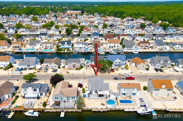 77 wind jammer Court, Bayville, NJ 08721