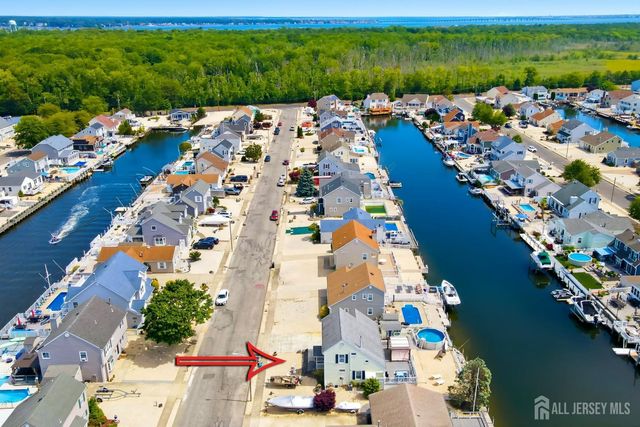 77 wind jammer Court, Bayville, NJ 08721