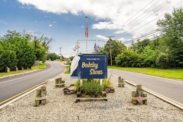 77 wind jammer Court, Bayville, NJ 08721