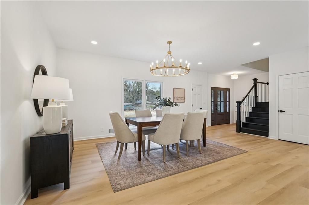 Image 10 of property listing at 110 Vistacrest Way, Roswell, GA 30075