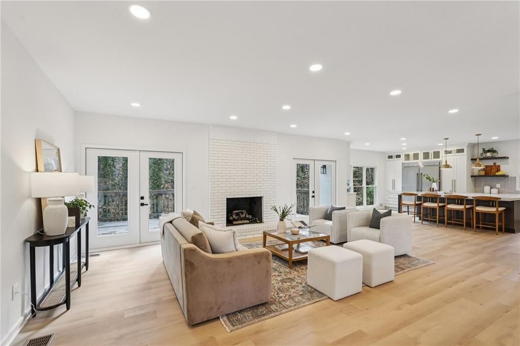 Image 3 of property listing at 110 Vistacrest Way, Roswell, GA 30075