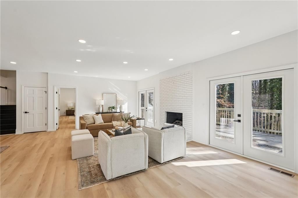 Image 6 of property listing at 110 Vistacrest Way, Roswell, GA 30075