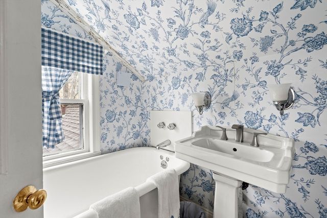 1 Mason St 2, Marblehead, MA 01945