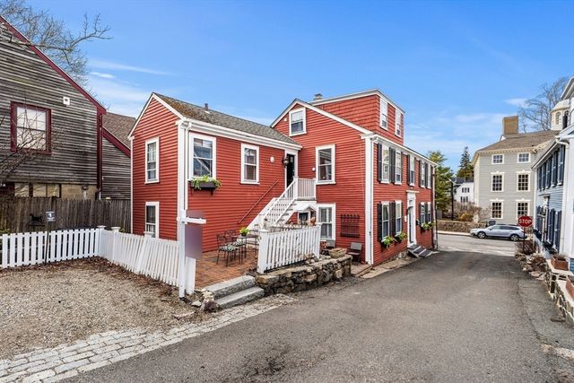 1 Mason St 2, Marblehead, MA 01945