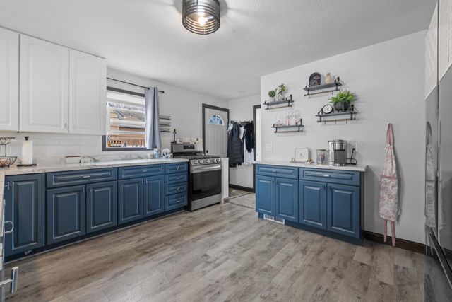 820 NE 9th Ave, Minot, ND 58703