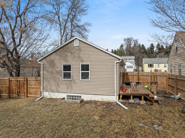 820 NE 9th Ave, Minot, ND 58703