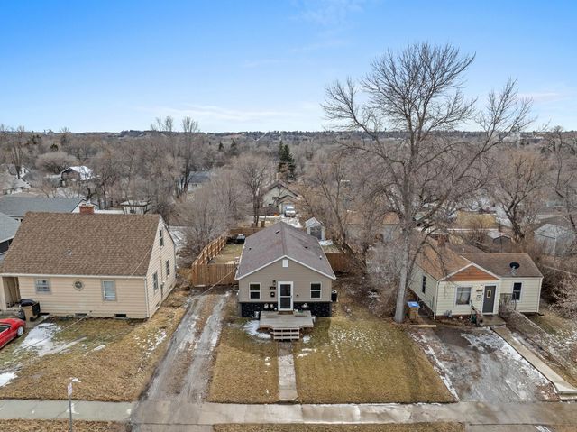 820 NE 9th Ave, Minot, ND 58703