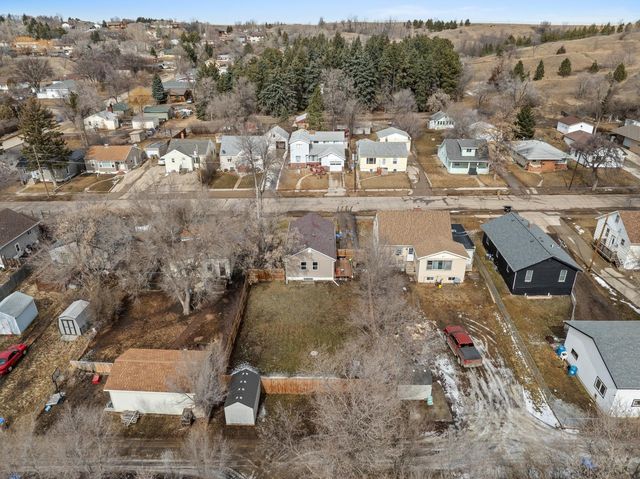 820 NE 9th Ave, Minot, ND 58703