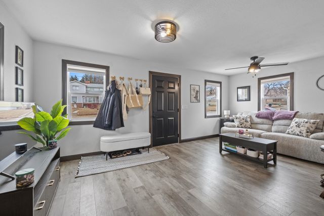 820 NE 9th Ave, Minot, ND 58703