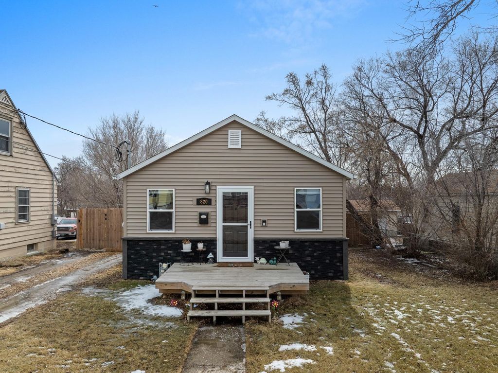 820 NE 9th Ave, Minot, ND 58703