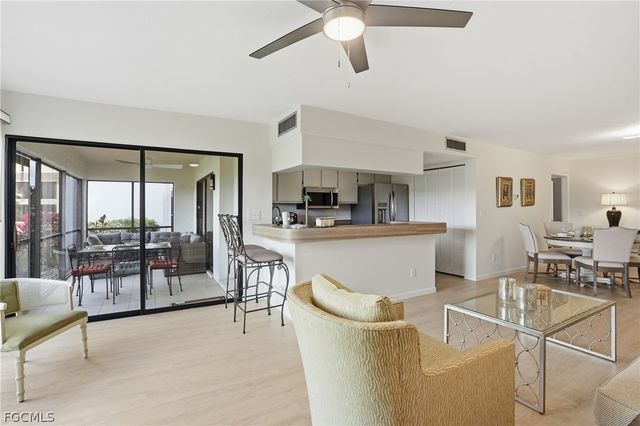 5585 Trailwinds DR 314, Fort Myers, FL 33907