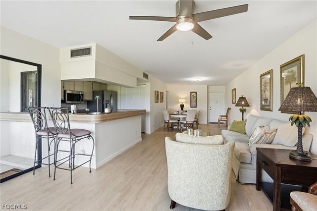 5585 Trailwinds DR 314, Fort Myers, FL 33907