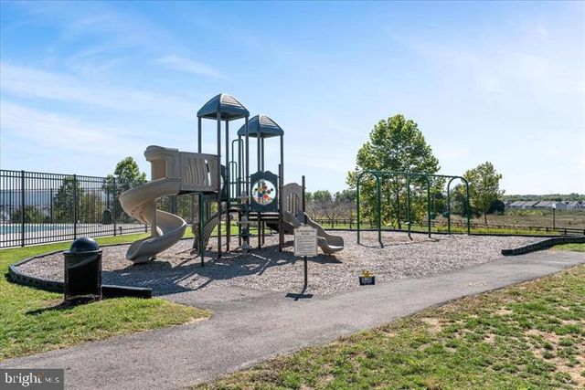 38 FELDBERG DR, Charles Town, WV 25414