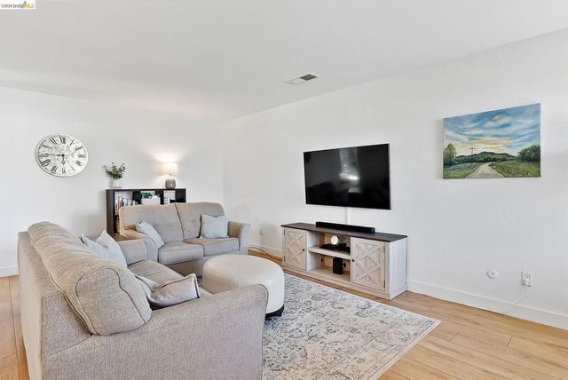 4855 Edgewood Ct, Oakley, CA 94561