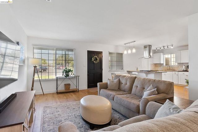 4855 Edgewood Ct, Oakley, CA 94561