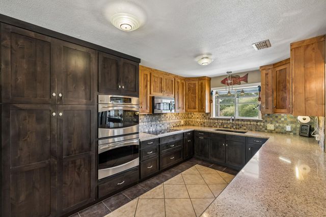 160 Lakeside DR, Seguin, TX 78155
