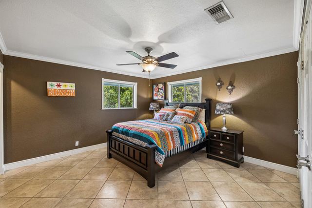 160 Lakeside DR, Seguin, TX 78155