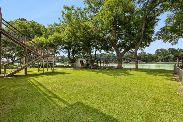 160 Lakeside DR, Seguin, TX 78155