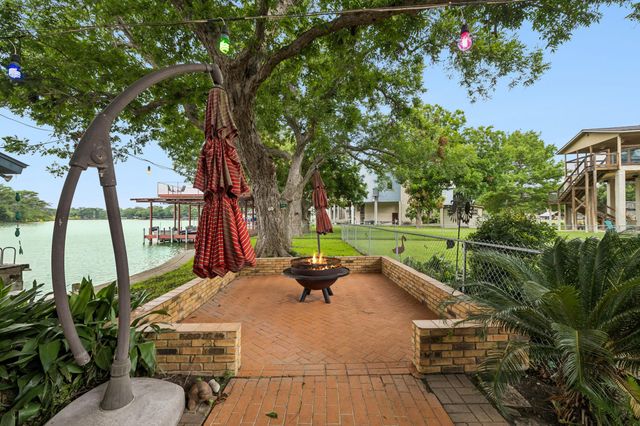 160 Lakeside DR, Seguin, TX 78155