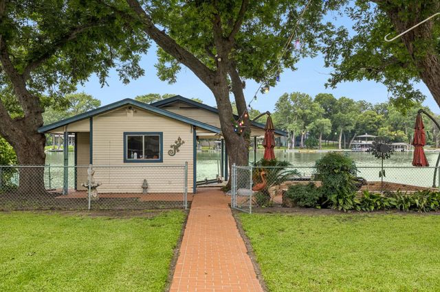 160 Lakeside DR, Seguin, TX 78155