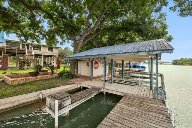 160 Lakeside DR, Seguin, TX 78155