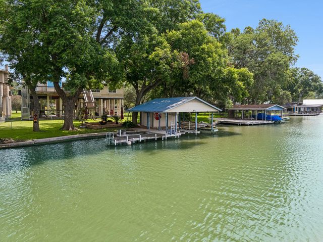 160 Lakeside DR, Seguin, TX 78155