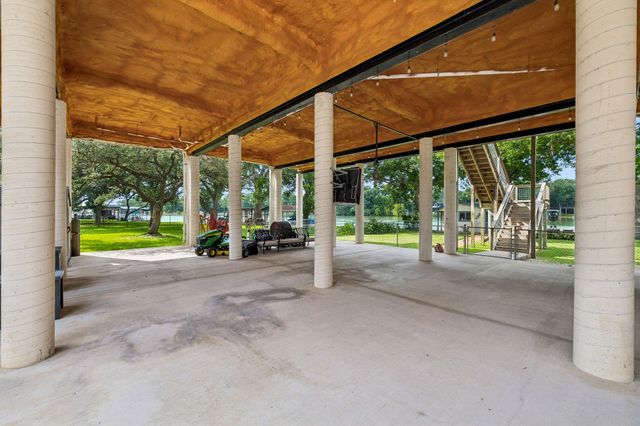 160 Lakeside DR, Seguin, TX 78155